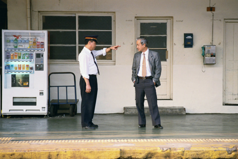 台灣鐵路旅遊攝影台中火車站月台旅客2002年之前攝影照片37